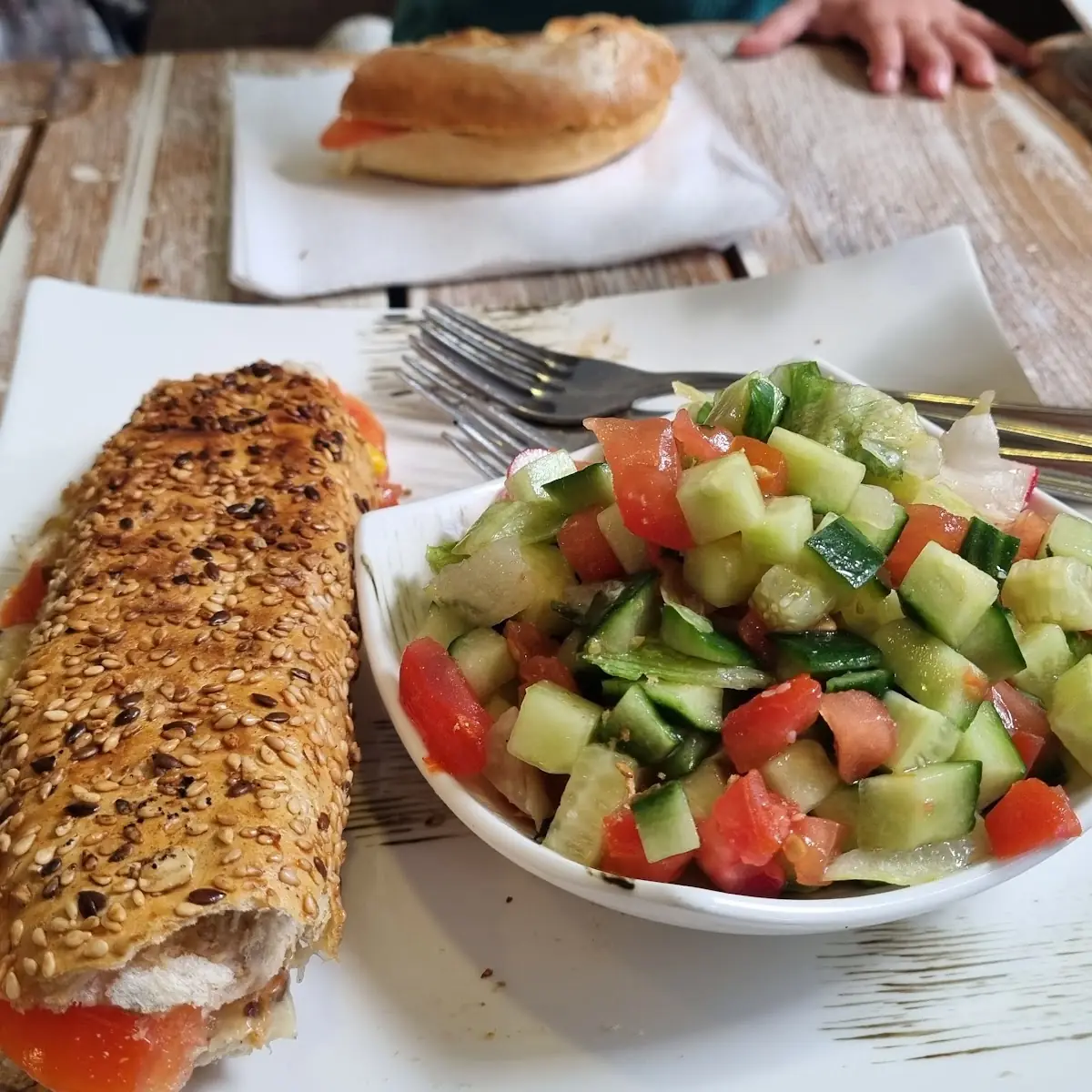 טוסט עם סלט ישראלי